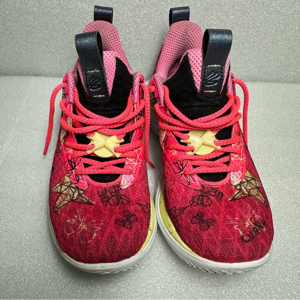 Under Armour x Steph Curry Flow 10 Girl Dad Butterfly GS size 5.5y 
3026296-600